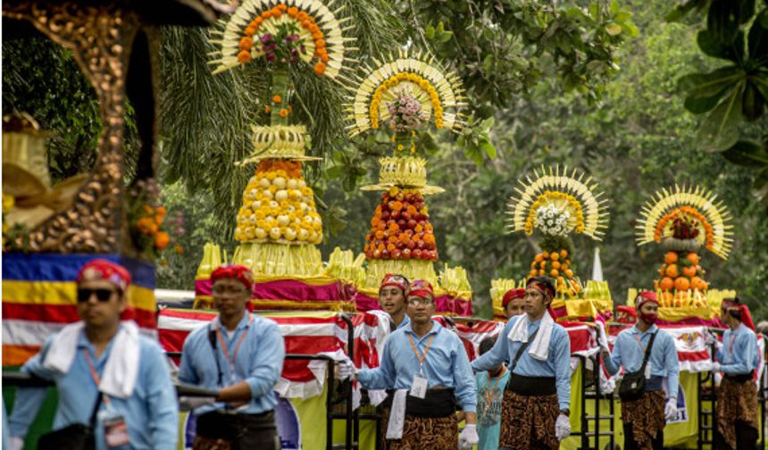 Endonezya'da Vesak Günü renkli etkinliklerle kutlandı