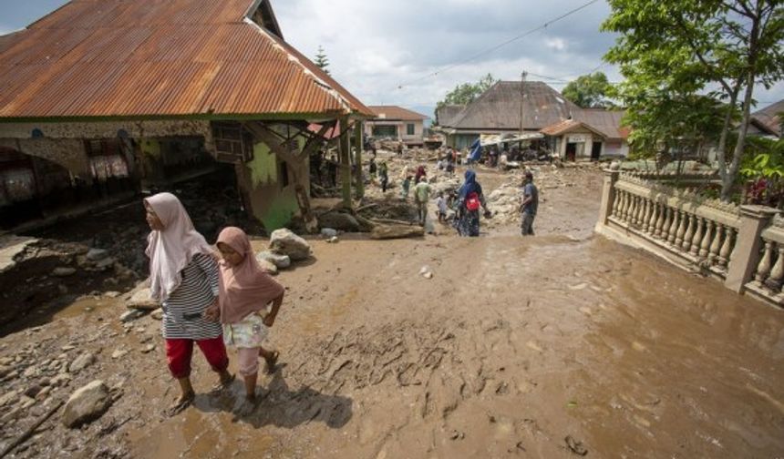 Endonezya'nın Batı Sumatra eyaletini lav seli vurdu: 37 ölü
