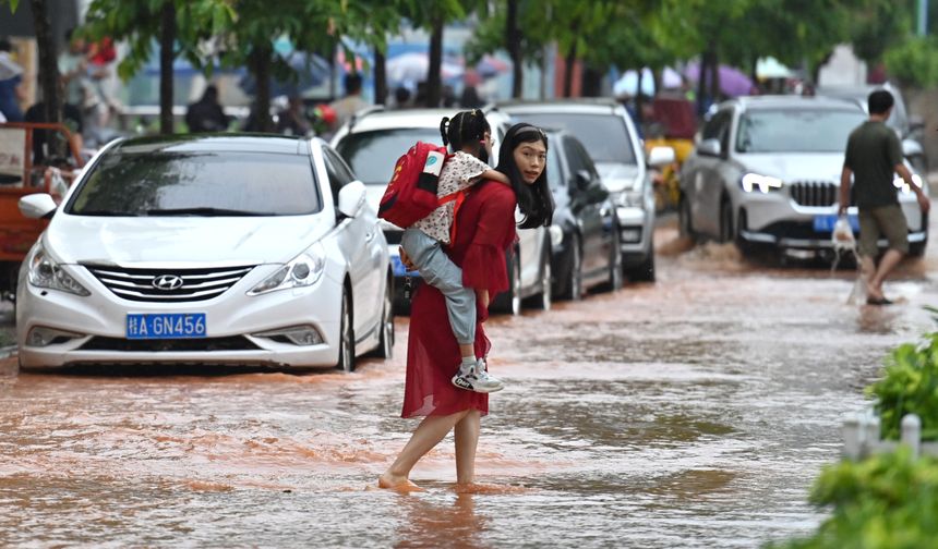 Çin'in Nanning kentinde şiddetli yağışlar etkili oldu