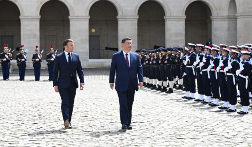 Fransa Cumhurbaşkanı Macron'un Çin Cumhurbaşkanı Xi için düzenlendiği karşılama töreninden kareler