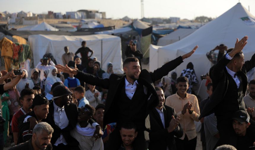Gazze Şeridi'nde İsrail saldırılarının gölgesinde toplu düğün töreni yapıldı