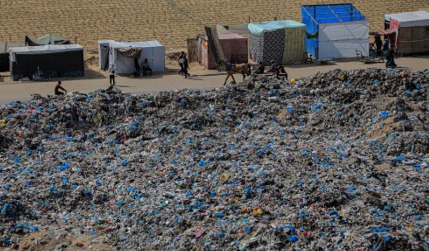 Gazze'deki Han Yunus kentinde çöp dağları oluştu
