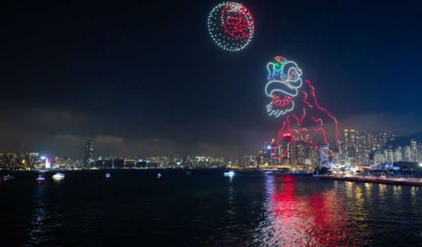 Hong Kong'da ışıklı drone gösterisi