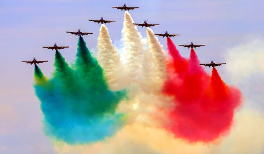 İtalya'nın Frecce Tricolori hava akrobasi ekibinin gösterisi renkli görüntülere sahne oldu