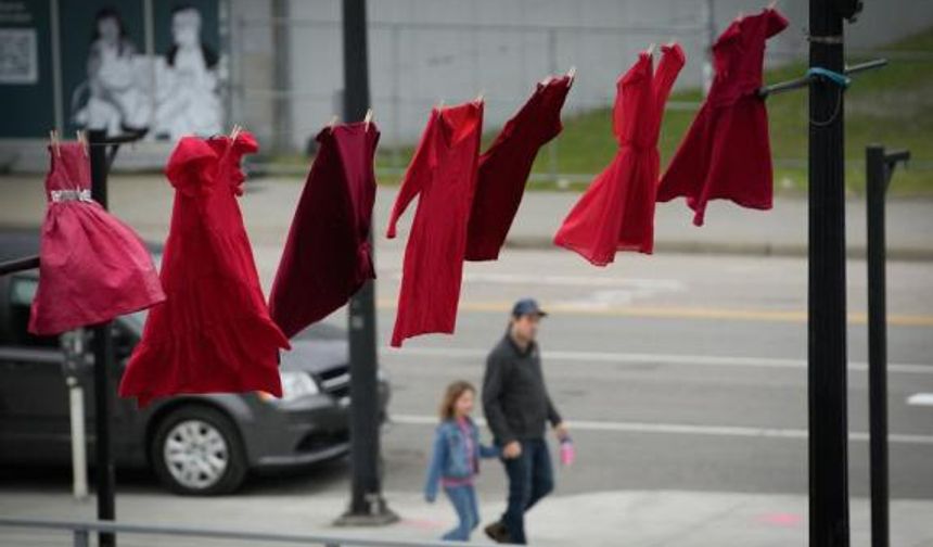 Kanada'da kayıp ve öldürülmüş yerli kadın ve kızlar için kırmızı elbiseler sokaklara asıldı