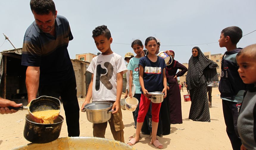 Refah kenti sakinleri gıda alabilmek için yardım kuyruklarında