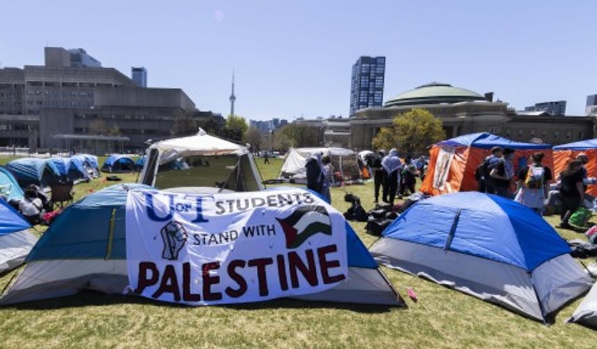 Toronto Üniversitesi öğrencileri Filistin'e destek için kampüste çadır kurdu