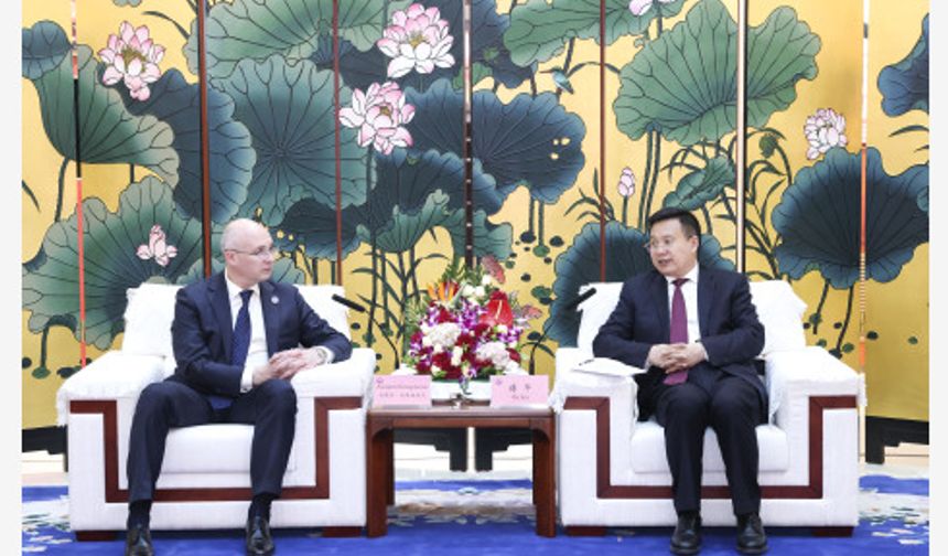 Xinhua Başkanı Fu Hua, TASS Genel Müdürü Andrey Kondraşov ile görüştü