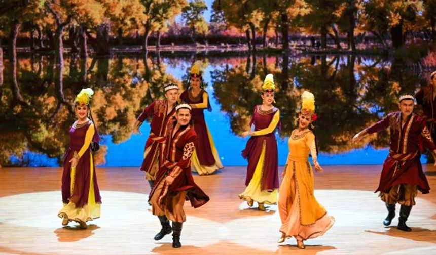 Çin'in Xinjiang bölgesinden sanatçılar İstanbul'da performans sergiledi