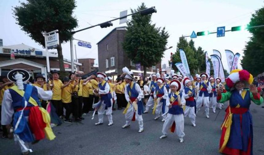 Güney Kore'de düzenlenen Gangneung Danoje Festivali renkli görüntülere sahne oldu