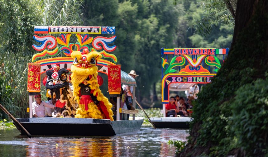 Meksika'da kutlanan Ejderha Teknesi Festivali renkli görüntülere sahne oldu