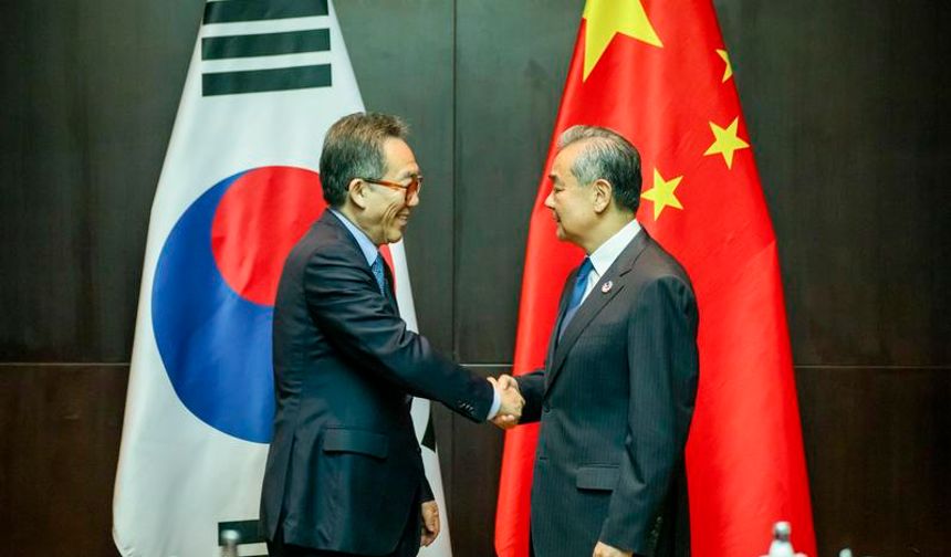 Çin ve Güney Kore dışişleri bakanları Viyentiyan'da görüştü