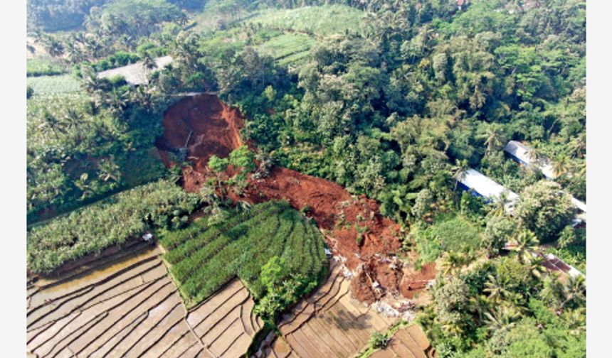 Endonezya'nın Orta Cava eyaletindeki heyelanda hayatını kaybedenlerin sayısı 16'ya yükseldi