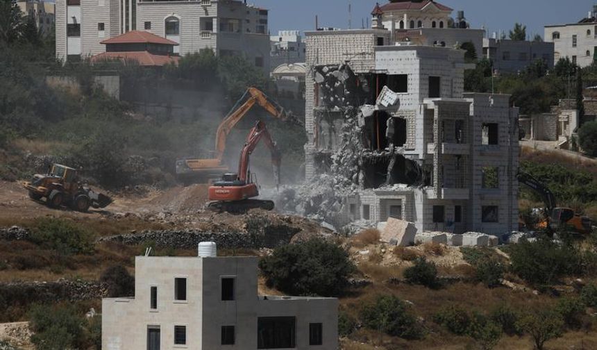 İsrail güçleri, Batı Şeria'da Filistinlilere ait bir binayı yıktı