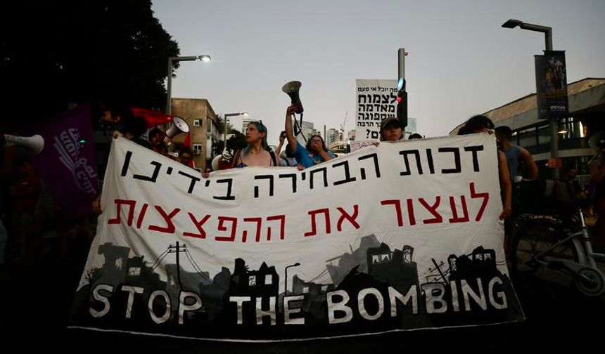 İsrailliler Gazze'de ateşkes ve rehinelerin serbest bırakılması protesto düzenledi