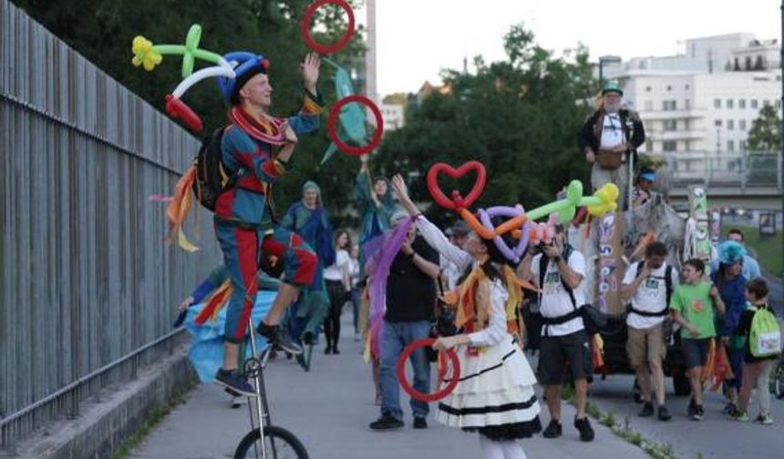 Slovenya'da düzenlenen sokak tiyatrosu festivali renkli görüntülere sahne oldu