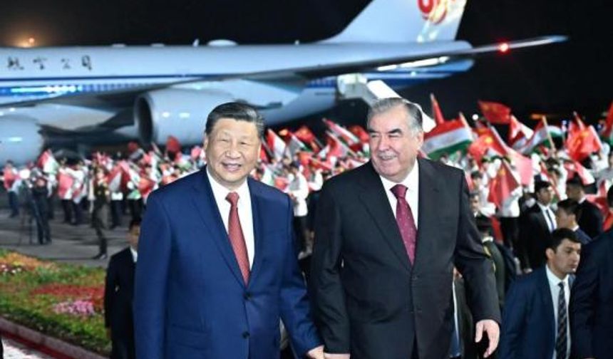 Xi resmi ziyaret için gittiği Tacikistan'da görkemli bir törenle karşılandı