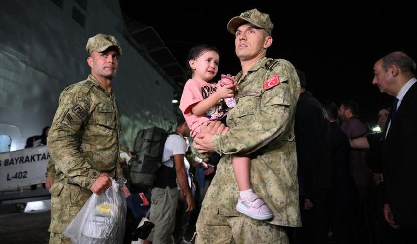 Lübnan'dan tahliye edilen Türk vatandaşları Mersin'e ulaştı