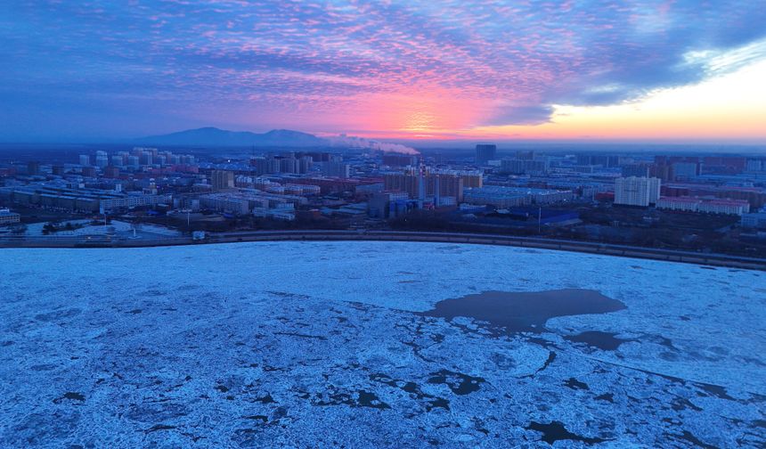 Çin'in Fujin kentindeki Songhua Nehri buzlarla kaplandı