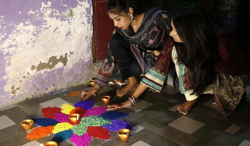 Pakistan'da ışık festivali Diwali kutlanıyor