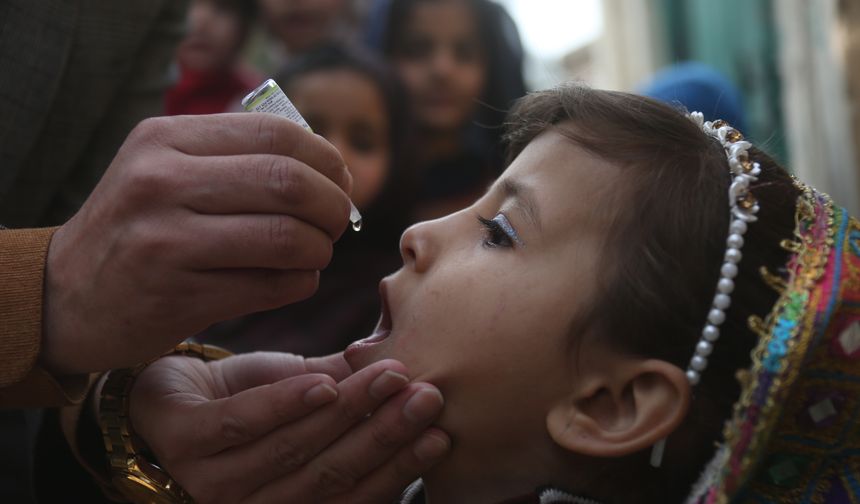 Pakistan'da çocuk felci aşı kampanyası kapsamında yaklaşık 44 milyon çocuğa aşı yapıldı