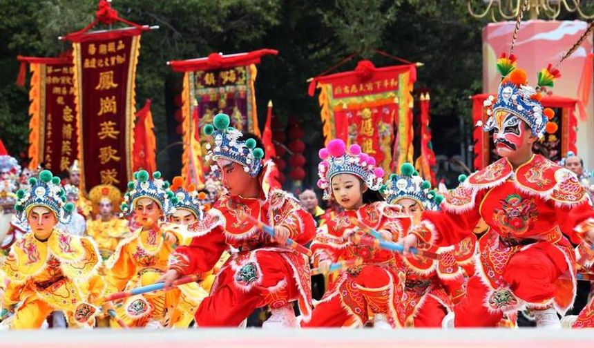 Çin'in Guangdong eyaletinde Bahar Bayramı geleneksel Yingge Dansı ile kutlandı