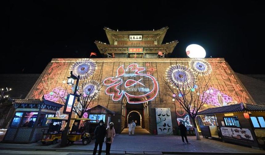 Çin'in Taiyuan kentinde düzenlenen fener festivali ziyaretçilere görsel şölen sundu