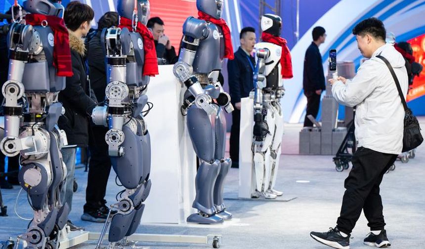 Çin'in Wuhan kentinde düzenlenen etkinlikte insansı robotlar becerilerini sergiledi