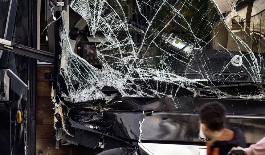 Rusya'da turist otobüsü, yük treni ile çarpıştı: 1 ölü, 16 yaralı