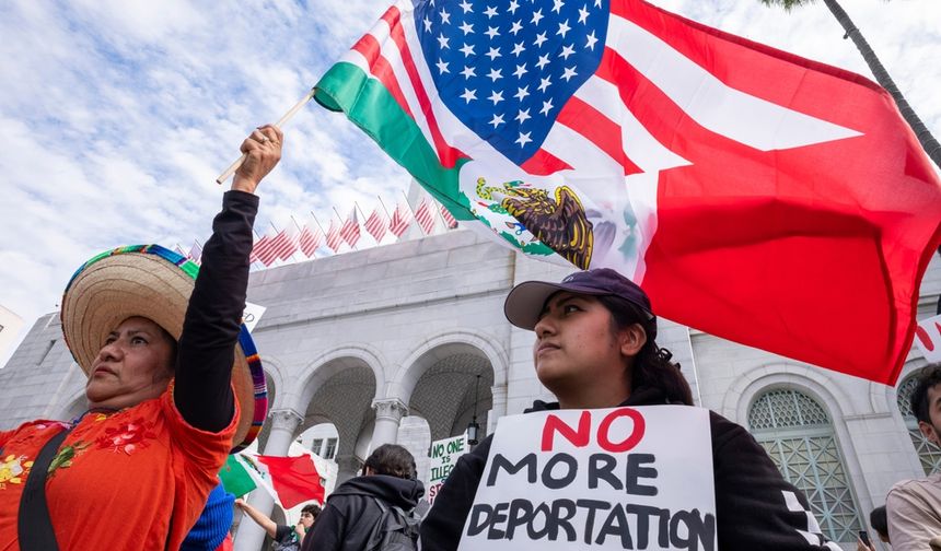 Los Angeles'ta göçmenlere yönelik müdahaleyi protesto eden yaklaşık 400 kişi gözaltına alındı