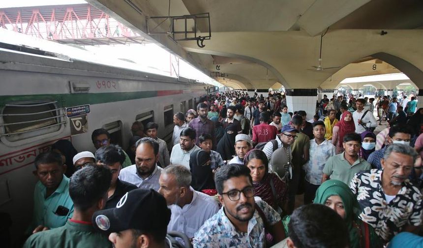 Bangladeş'te Kurban Bayramı öncesi seyahat yoğunluğu