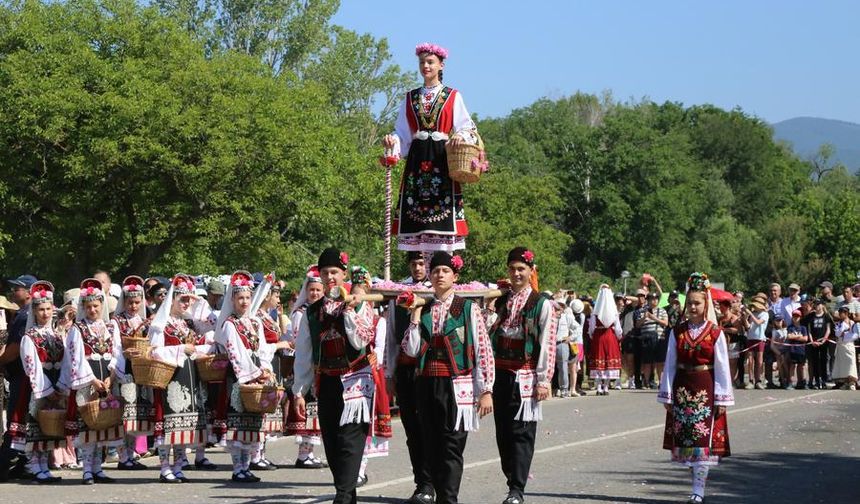 Bulgaristan'ın Kazanlık kentindeki Gül Festivali renkli performanslarla ilgi topladı