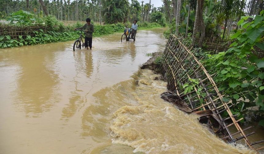 Hindistan'da yaklaşan Montha Kasırgası nedeniyle okullar tatil edildi