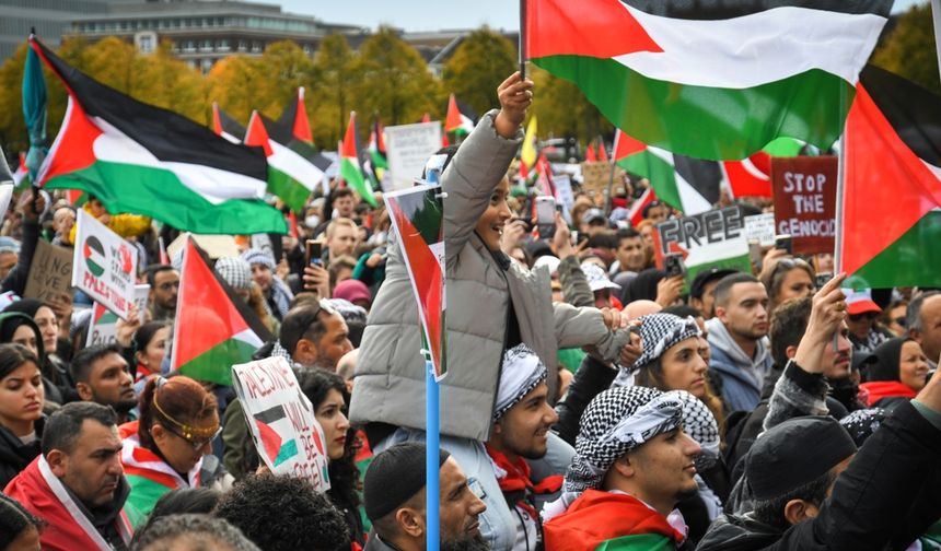 Lahey'de İsrail'e karşı düzenlenen protesto gösterisine 100.000'den fazla kişi katıldı