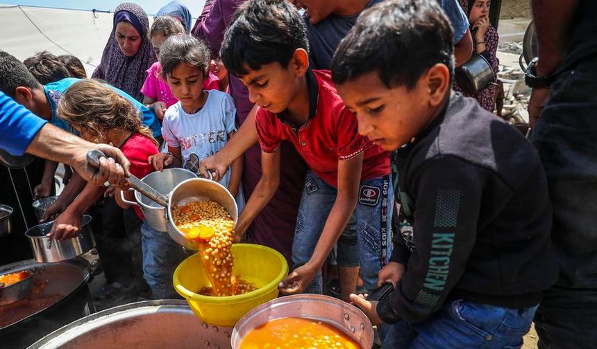 İsrail saldırıları ve ablukası altındaki Gazzelilere sıcak yemek dağıtıldı