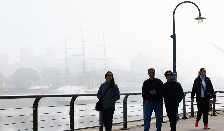 Arjantin'in başkenti Buenos Aires'te yoğun sis, kara ve hava ulaşımını olumsuz etkiledi