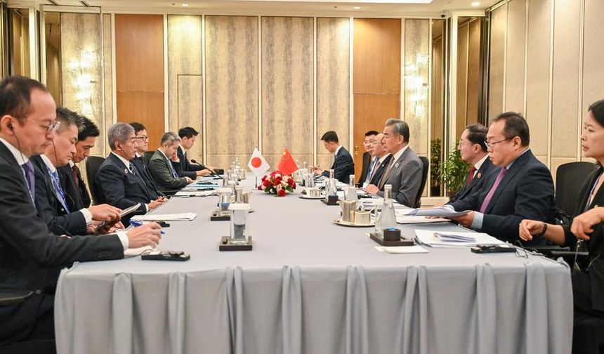 Çin Dışişleri Bakanı Wang, Japon mevkidaşı ile görüştü