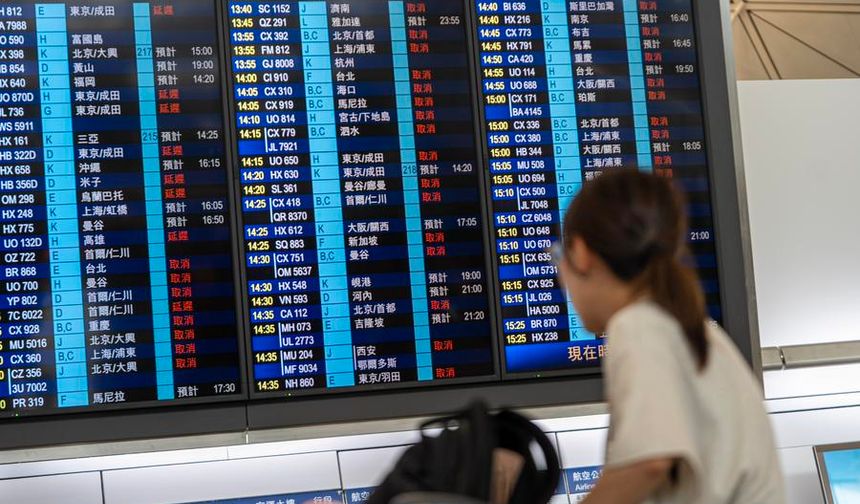 Çin'de etkili olan Wipha Tayfunu nedeniyle Hong Kong Havalimanı'nda yüzlerce uçuş iptal edildi
