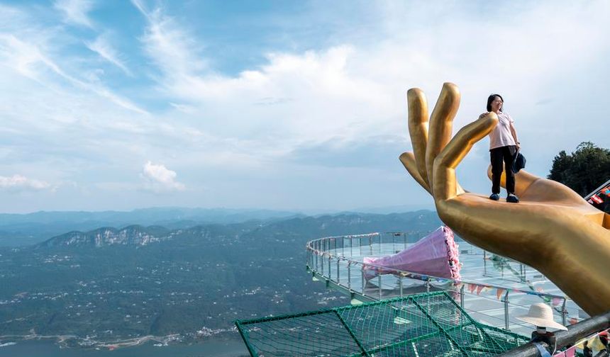 Çin'in Enshi Tujia ve Miao Özerk İli yaz turizm etkinlikleriyle ziyaretçilerin gözdesi haline geldi