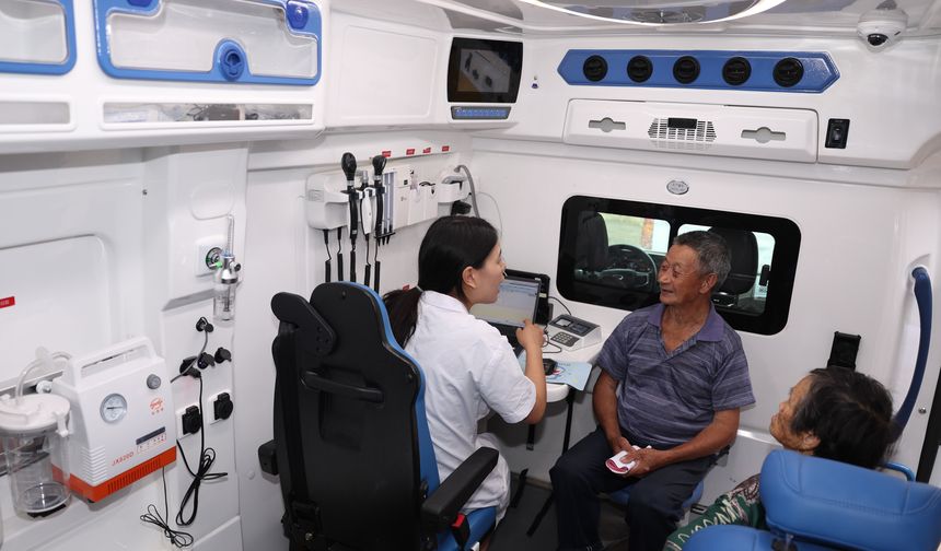 Çin'in Libao köyünde mobil klinik bölge halkına hizmet vermeye başladı
