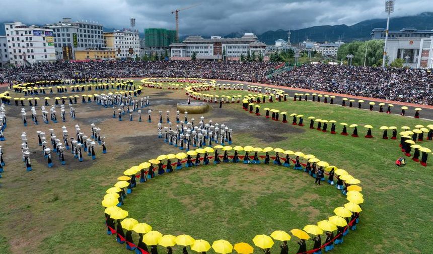 Çin'in Sichuan eyaletinde düzenlenen geleneksel meşale festivali renkli görüntülere sahne oldu