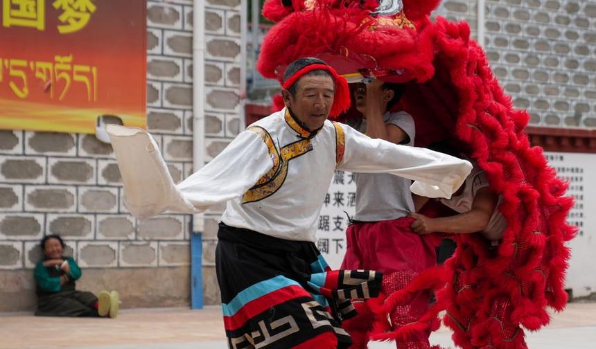 Çin'in Xomdo aslan dansı geleneği nesilden nesile aktarılarak yaşatılıyor
