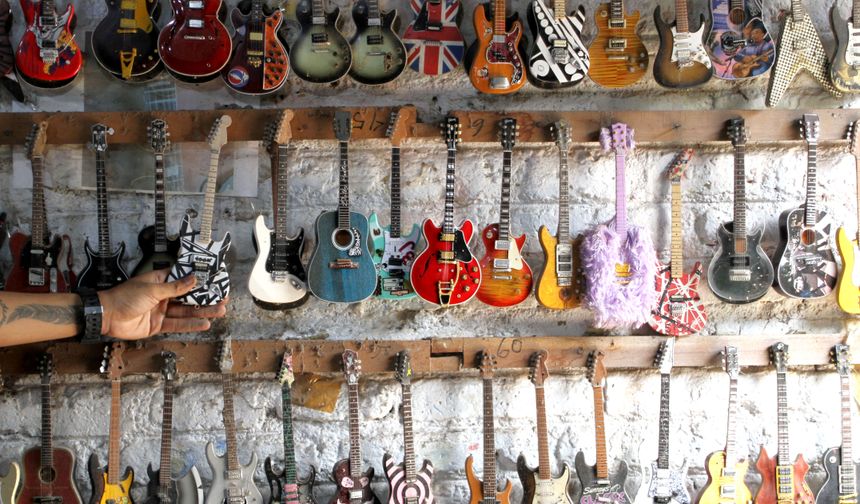 Endonezya'da bir el sanatları atölyesi, minyatür gitar koleksiyonuyla ilgi topluyor