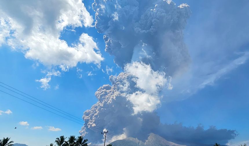 Endonezya'daki Lewotobi Laki-laki Yanardağı faaliyete geçti