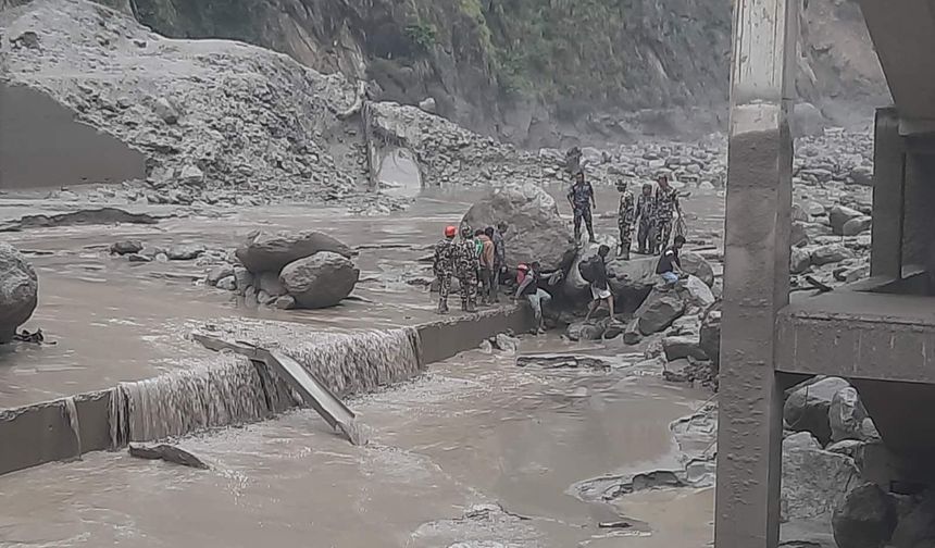 Nepal'in Rasuwa bölgesindeki selde kaybolan 18 kişiden hala haber alınamıyor