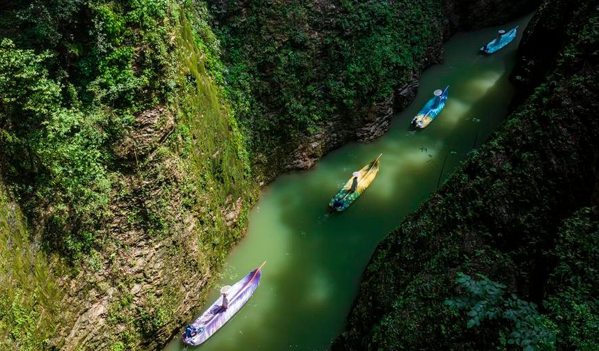 Çin'deki Pingshan Kanyonu eşsiz manzarasıyla turistlerin gözdesi haline geldi