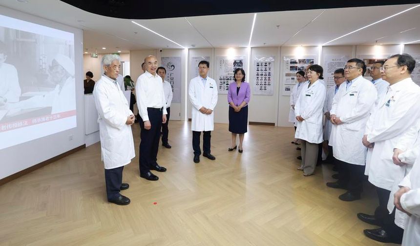 Çin Başbakan Yardımcısı Liu, sağlık çalışanlarının Tıp Bayramı'nı kutladı