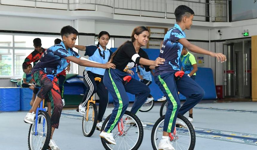 Çin'de akrobasi sanatının kalbi olarak bilinen Wuqiao ilçesi dünya çapından kursiyerlere kapı açıyor