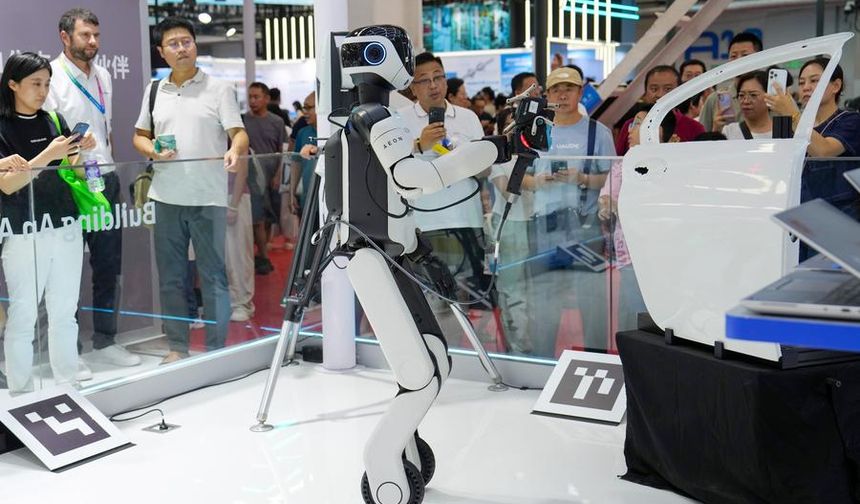 Çin'deki 2025 Dünya Robot Konferansı'nda son teknoloji insansı robotlar yoğun ilgi görüyor