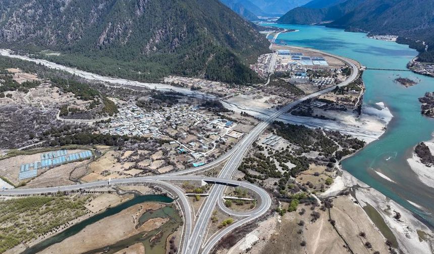 Çin'in Xizang (Tibet) Özerk Bölgesi'nde ulaşım altyapısına 12 yılda 55 milyar dolar yatırım yapıldı